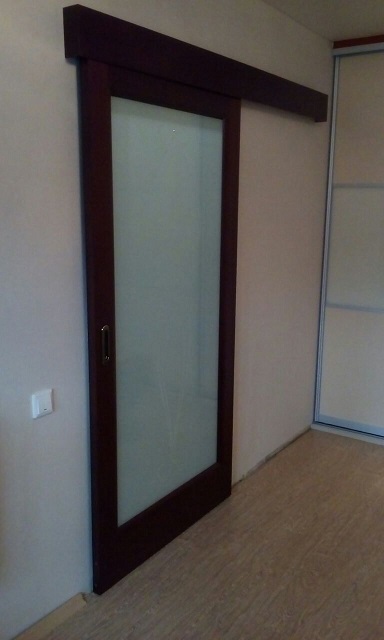 Раздвижная дверь Россич Мега с матированным рисуном триплекс белый.